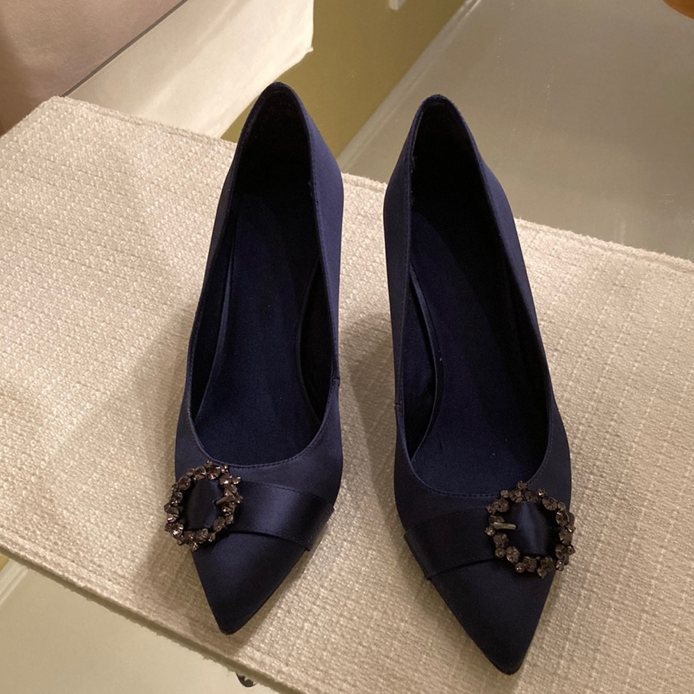 Midnight blue evening pumps in size 81/2